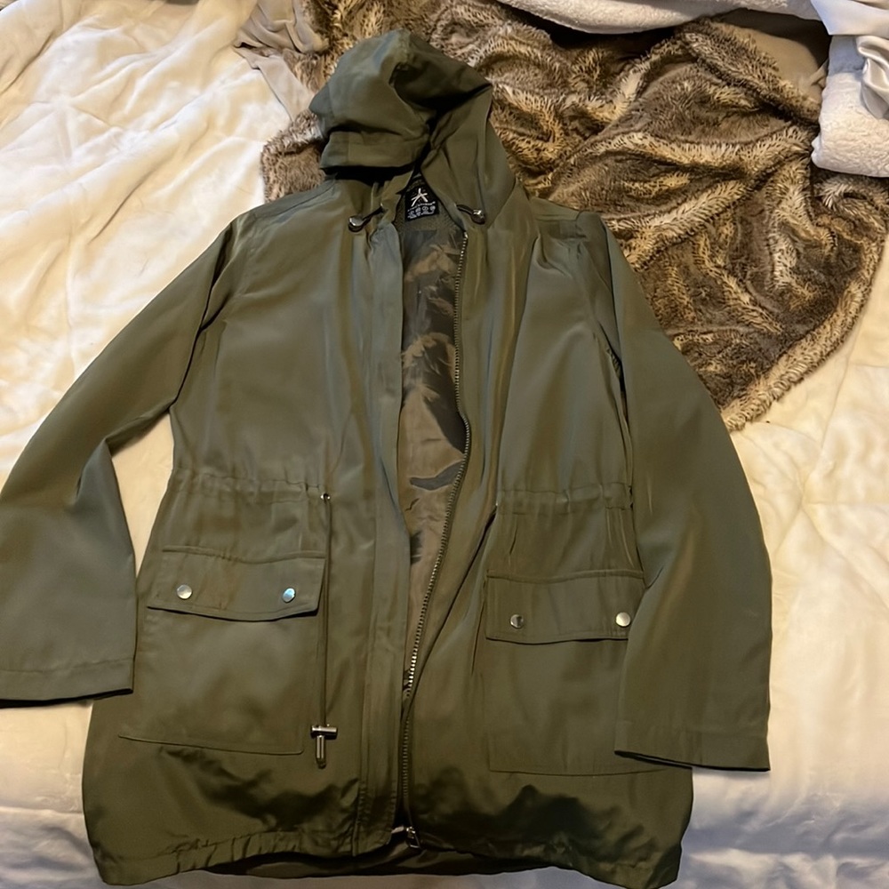 Green rain jacket/windbreaker